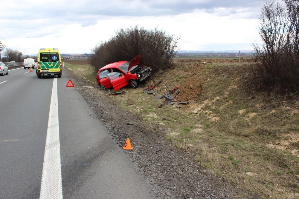 Řidička při předjíždění na dálnici narazila do svodidel. Při nehodě se zranila