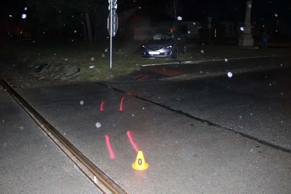 FOTO: Řidička vjela na nechráněný přejezd před projíždějící vlak. Skončila v nemocnici