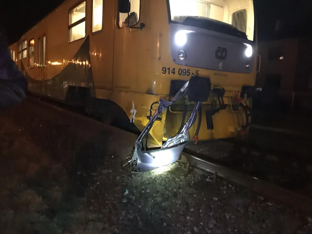 FOTO: Řidička vjela na nechráněný přejezd před projíždějící vlak. Skončila v nemocnici
