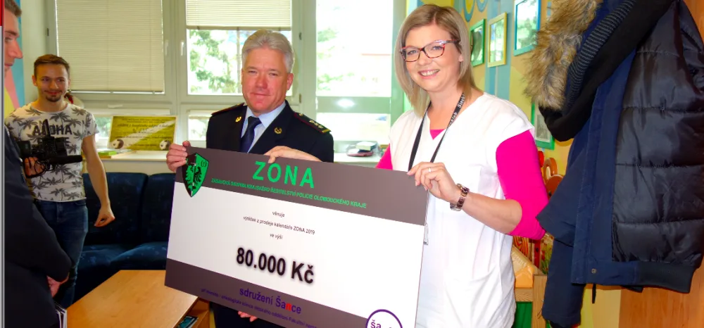 Krajská zásahovka podpořila prodejem charitativního kalendáře dětskou onkologii