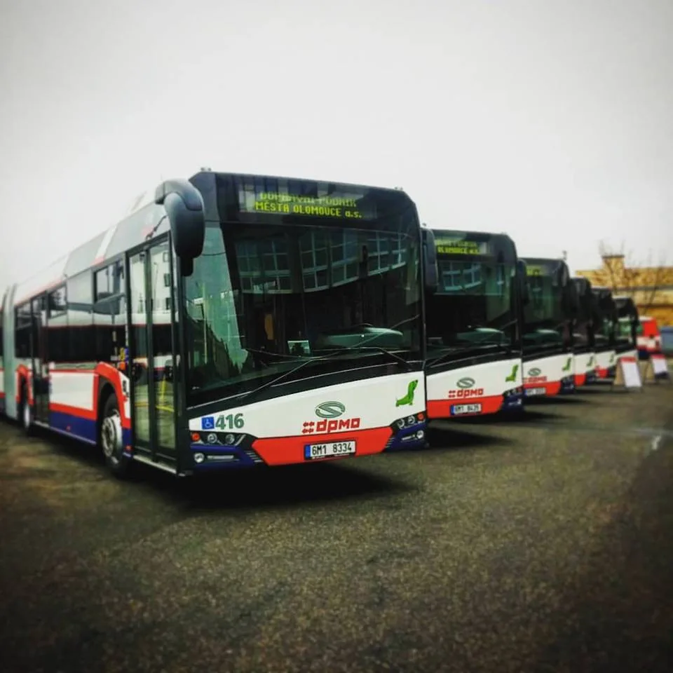 Muž se třemi promile odmítal vystoupit z autobusu. Opilá dívka zapomněla kde bydlí a nechtěla opustit taxi