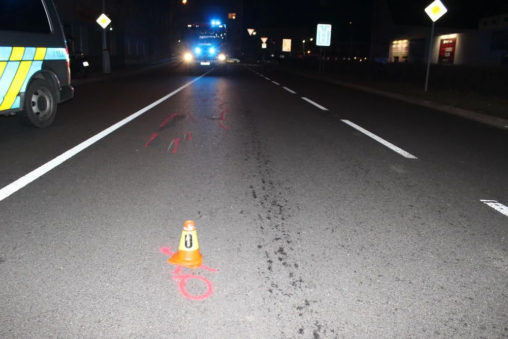 Seniorka si chtěla zkrátit cestu a vešla před jedoucí motocykl. Skončila v nemocnici