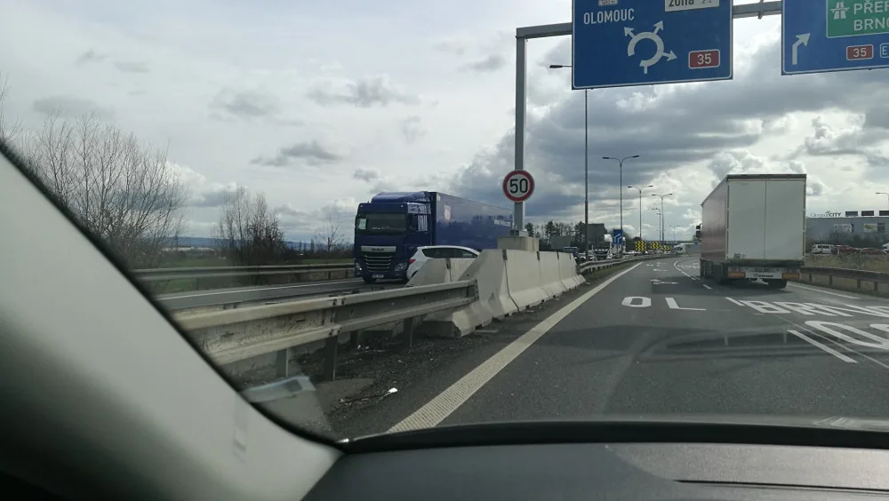 AKTUÁLNĚ: Provoz u Globusu zablokovala nehoda kamionu a osobního auta