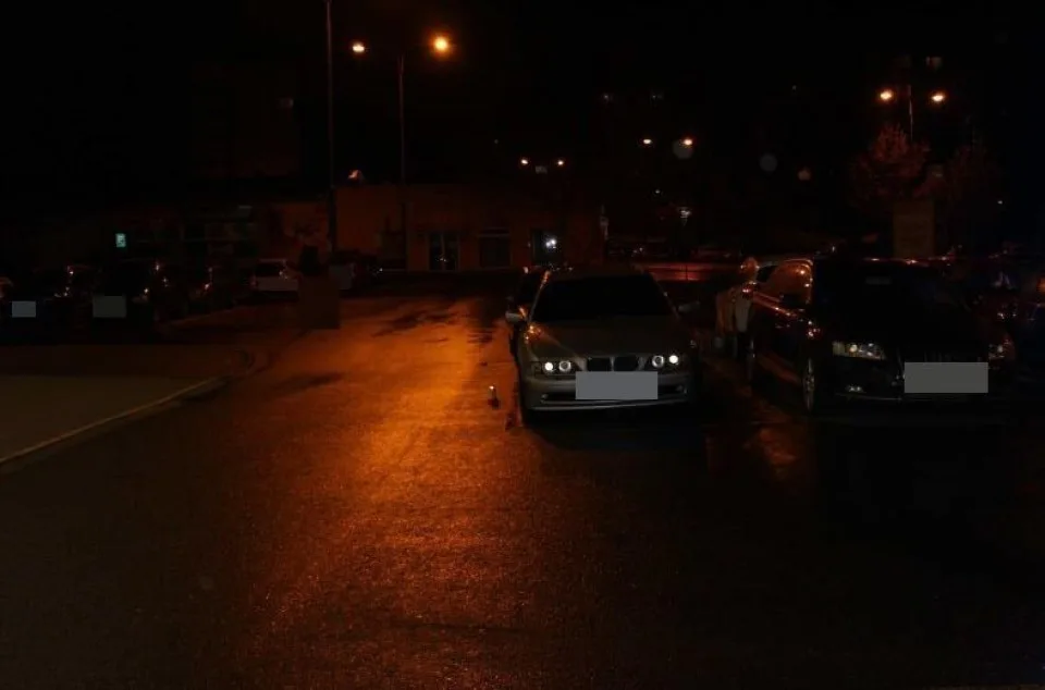 Řidič na parkovišti u obchodu přejel muži nohu a z místa nehody ujel. Pátrá po něm policie