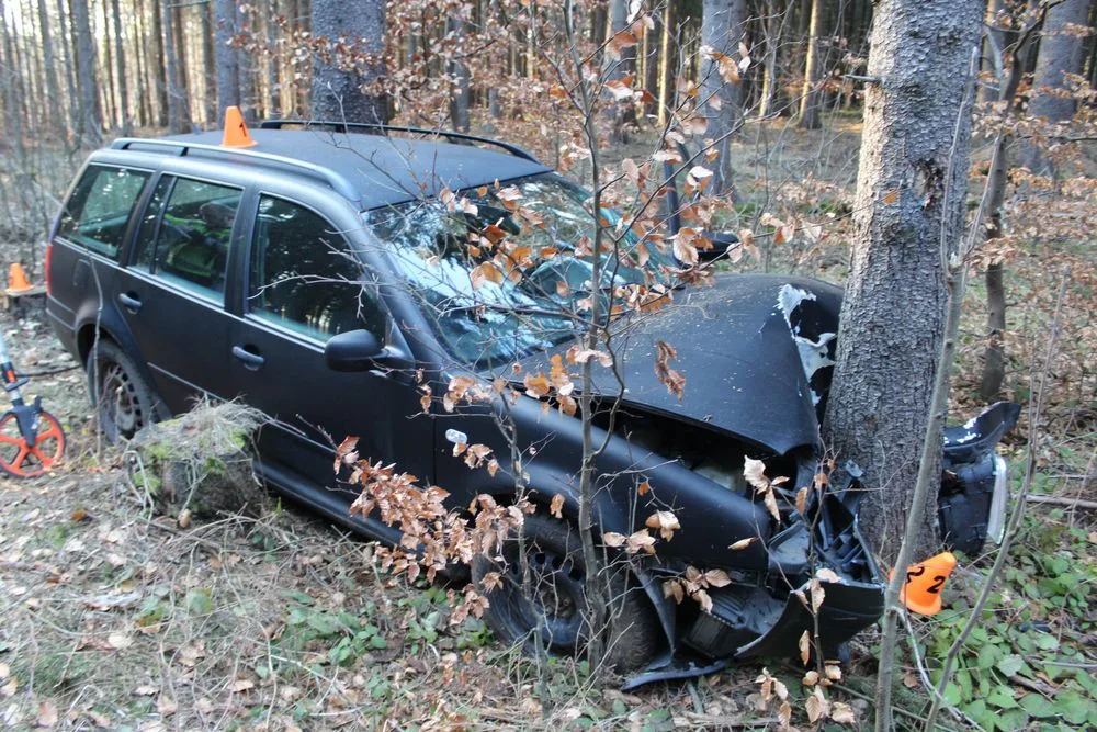 Řidič usnul za volantem a naboural do stromu. Musel být letecky transportován do nemocnice