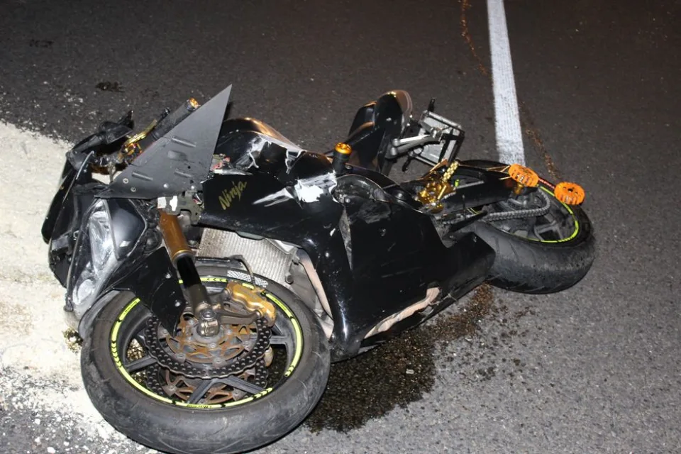 Motorkář bez řidičáku naboural do auta před sebou a do svodidel. Skončil v nemocnici