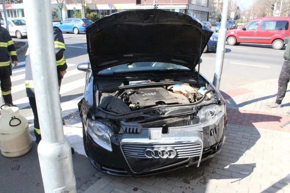 Řidič Audi přehlédl červenou a vjel do křižovatky. Srazil se s Opelem, který zastavil až nárazem do domu