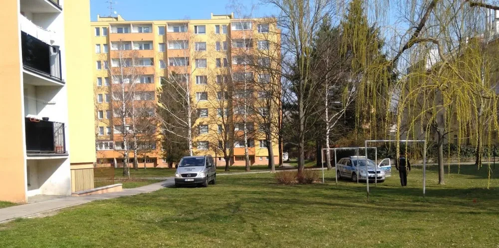 AKTUÁLNĚ: Na Varšavském náměstí v Olomouci po pádu ze sedmého patra zemřel  muž