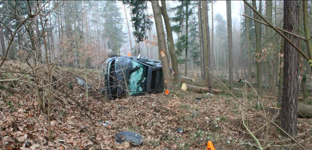 Mladou řidičku přemohl mikrospánek, skončila v převráceném autě v lese vedle cesty
