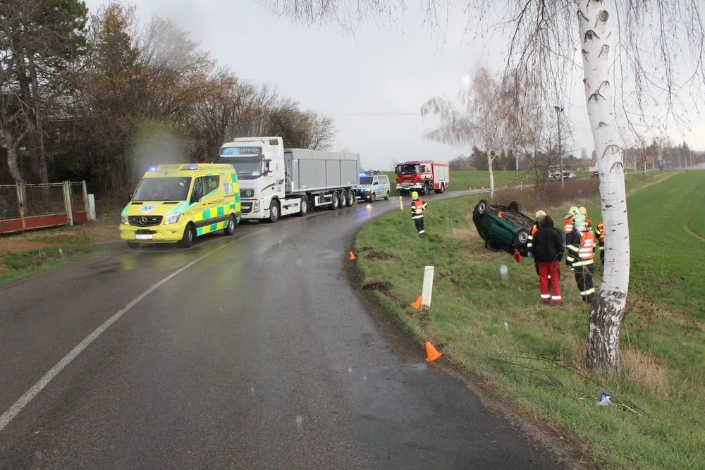 Řidička nezvládla průjezd zatáčkou. Auto skončilo na střeše