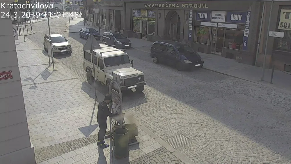 Muž při běhání vylepoval plakáty na nelegální plochy. Dopadli ho strážníci