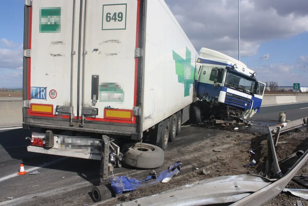 FOTO: Kamion s prasklým kolem blokoval dálnici na Olomouc přes čtyři hodiny