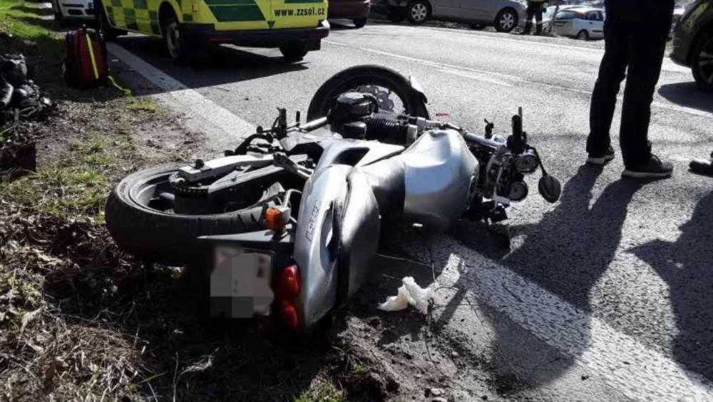 V Hranicích se srazilo auto s motorkou. Došlo k úniku provozních kapalin a jeden z řidičů byl převezen do nemocnice