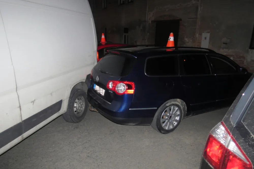 Řidič zapomněl zabrzdit auto, to se samo rozjelo a nabouralo další dvě auta