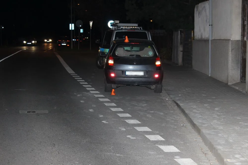 Opilý cyklista naboural do Renaultu. Z místa nehody se pokusil ujet
