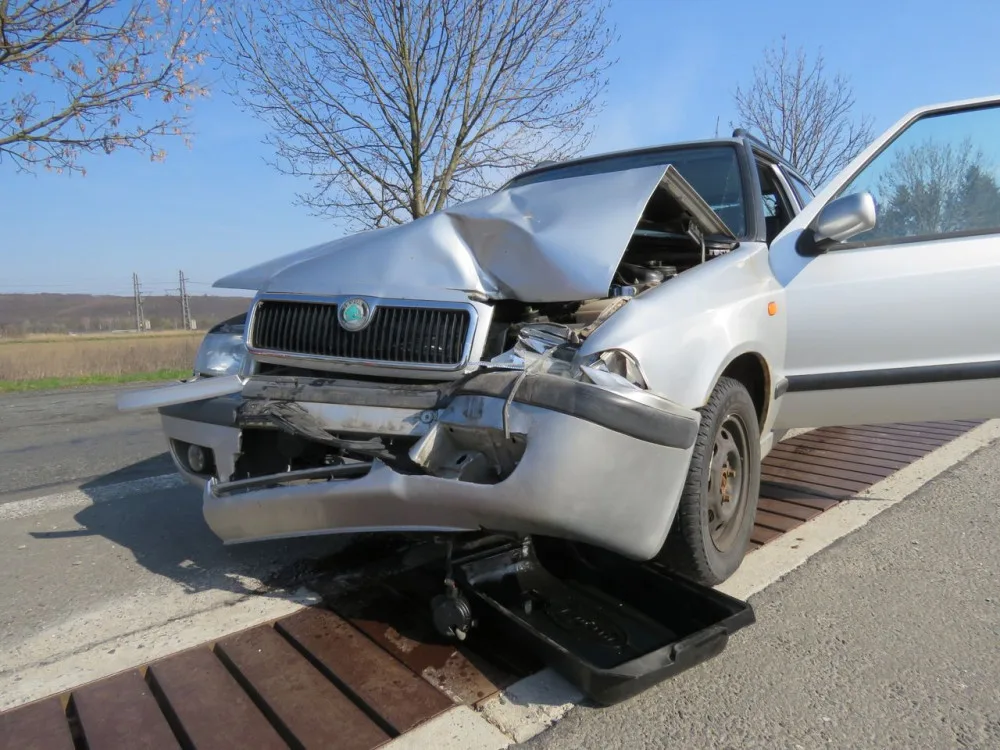 Řidič škodovky předjížděl traktor v momentě, kdy odbočoval na polní cestu. Došlo ke srážce
