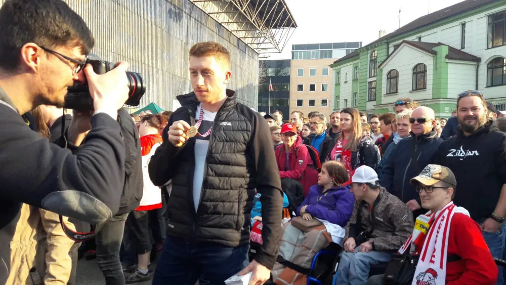 FOTO/VIDEO: Hráči HC Olomouc dnes oslavili úspěšnou sezónu před zimákem společně s fanoušky
