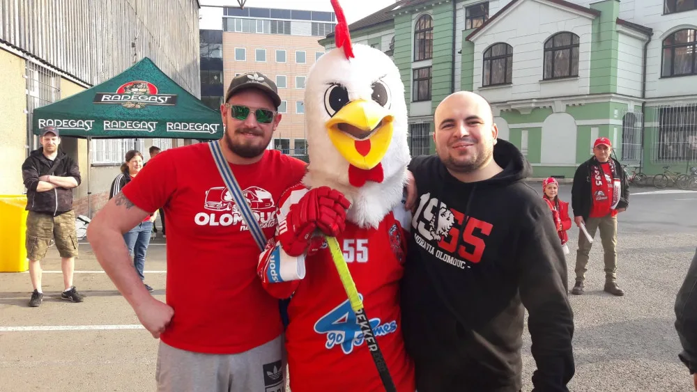 FOTO/VIDEO: Hráči HC Olomouc dnes oslavili úspěšnou sezónu před zimákem společně s fanoušky