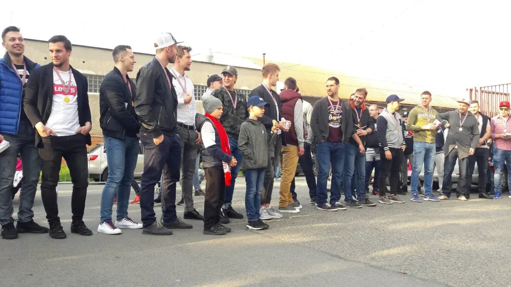 FOTO/VIDEO: Hráči HC Olomouc dnes oslavili úspěšnou sezónu před zimákem společně s fanoušky