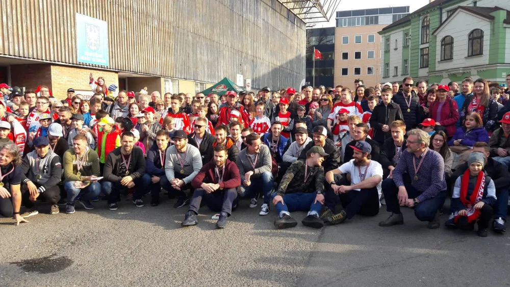 FOTO/VIDEO: Hráči HC Olomouc dnes oslavili úspěšnou sezónu před zimákem společně s fanoušky