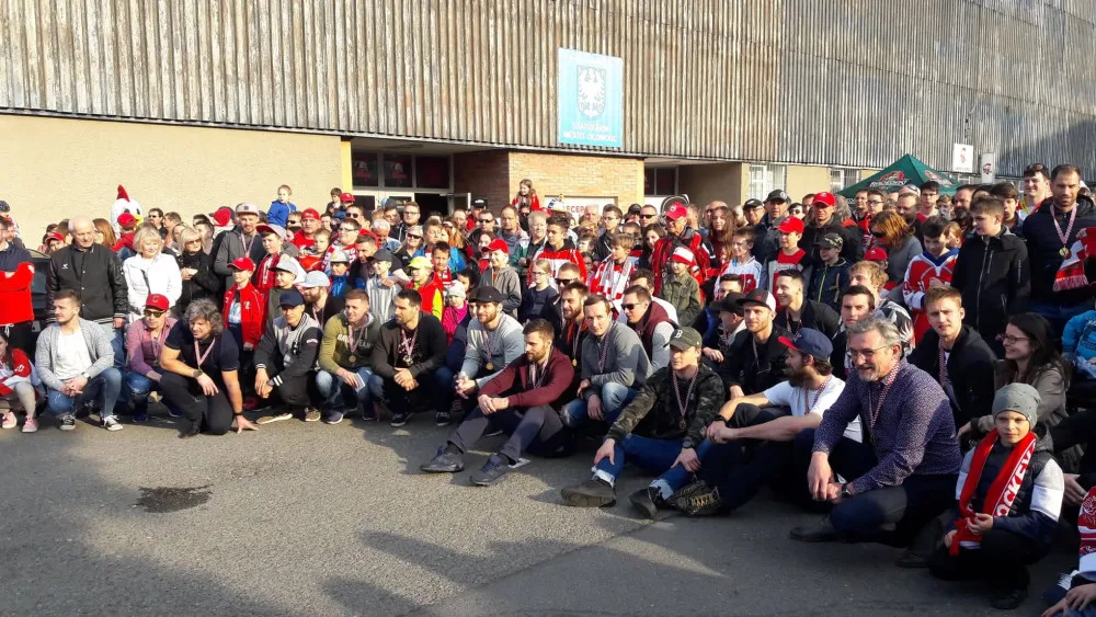 FOTO/VIDEO: Hráči HC Olomouc dnes oslavili úspěšnou sezónu před zimákem společně s fanoušky