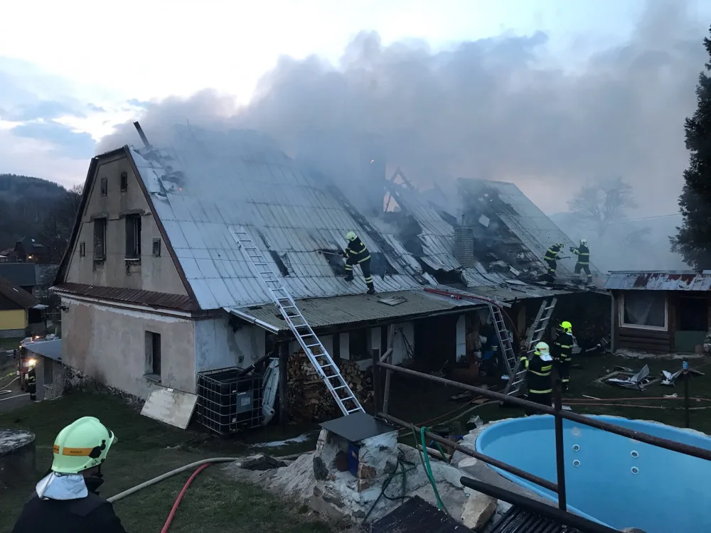 FOTO/VIDEO: V Domašově hořela střecha rodinného domu. Požár napáchal velkou škodu a dům je zcela poškozen