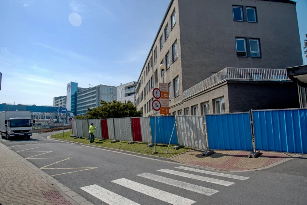 Ve fakultní nemocnici začala demolice budovy II. interní kliniky, práce omezí trasy pro pěší