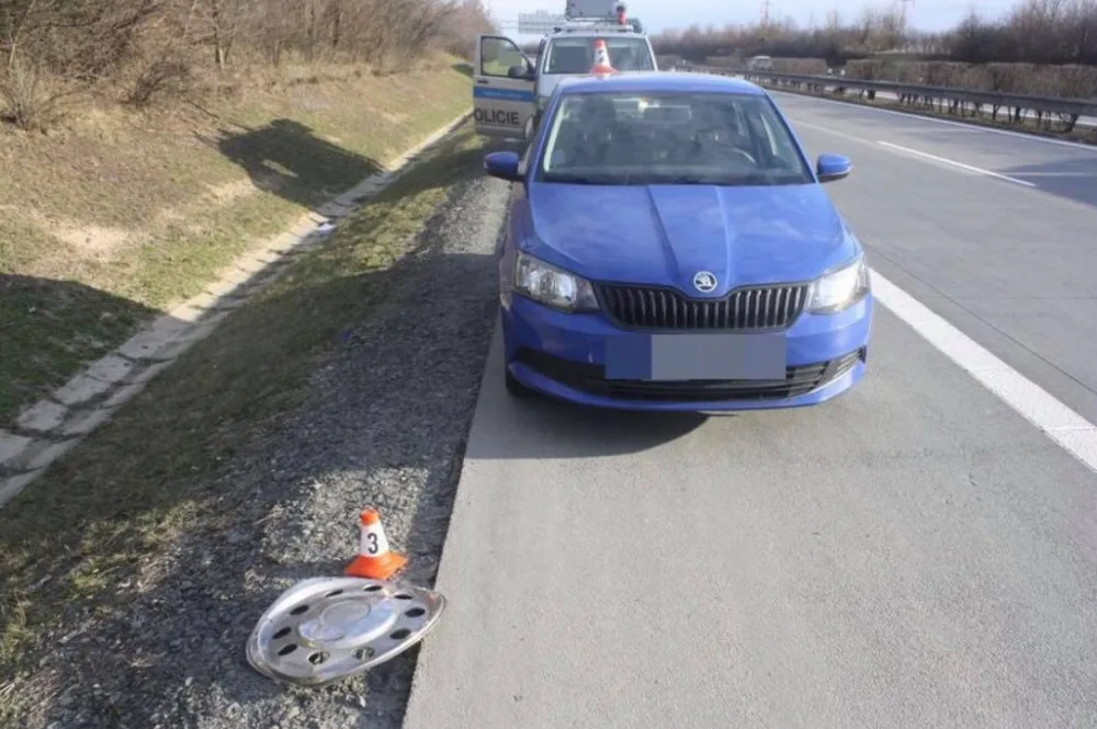 Poklice se uvolnila z kola kamionu a poškodila fabii. Policie pátrá po řidiči kamionu 