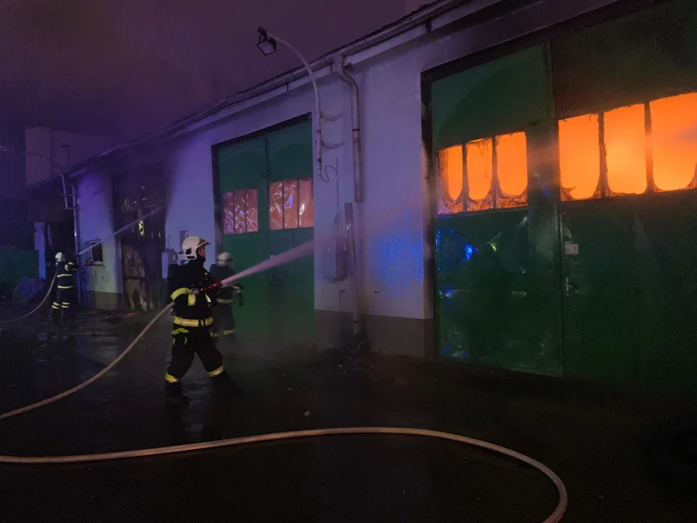VIDEO: Hasiči v sobotu ráno likvidovali rozsáhlý požár. Škody jsou vyčísleny na deset milionů korun