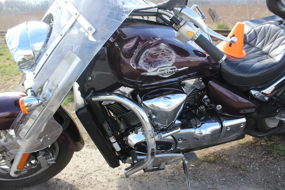 Motorkář havaroval před železničním přejezdem. Řidič i spolujezdkyně utrpěli zranění