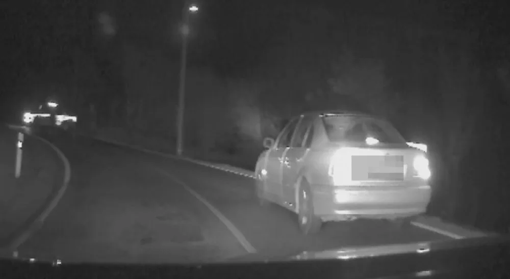 VIDEO: Muž ujížděl policejní hlídce. Měl zákaz řízení a byl na drogách