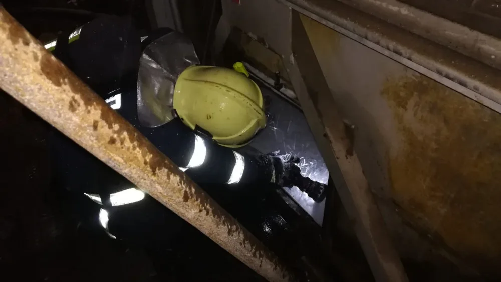 FOTO: Hasiči v noci na dnešek zasahovali u požáru plastů a gumy v průmyslovém areálu