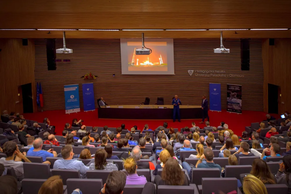 Lidstvo by se mělo rozšířit minimálně na blízké vesmírné objekty a založit si tam kolonie, říká astronaut Andrew Feustel