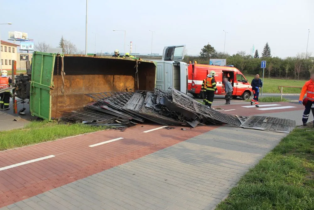 Na křižovatce havaroval náklaďák vezoucí železný šrot. Ten se vysypal na cyklostezku a chodník