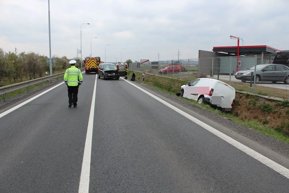 Seniorka přejela Mercedesem do protisměru, kde se srazila s Citroënem. Obě řidičky byly převezeny do nemocnice