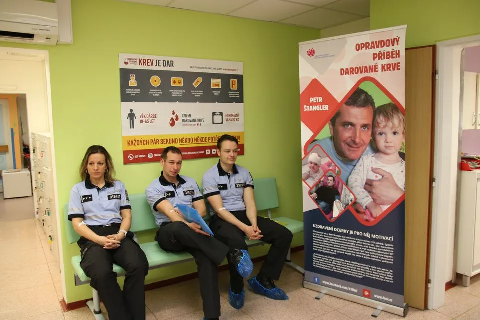 FOTO: Policisté dnes darovali krev. Jsou mezi nimi držitelé všech stupňů Janského plakety