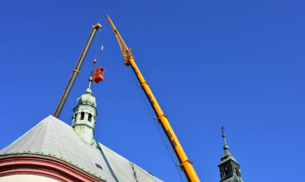 FOTO: V Hranicích začali odstraňovat zchátralou věžičku z kostela na Masarykově náměstí