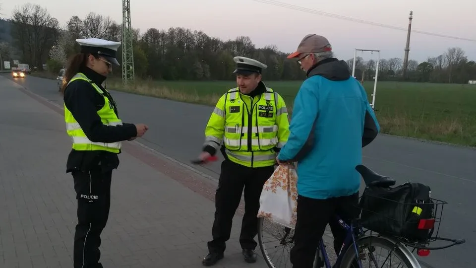 Policisté rozdávali reflexní prvky. Snaží se snižovat počet nehod