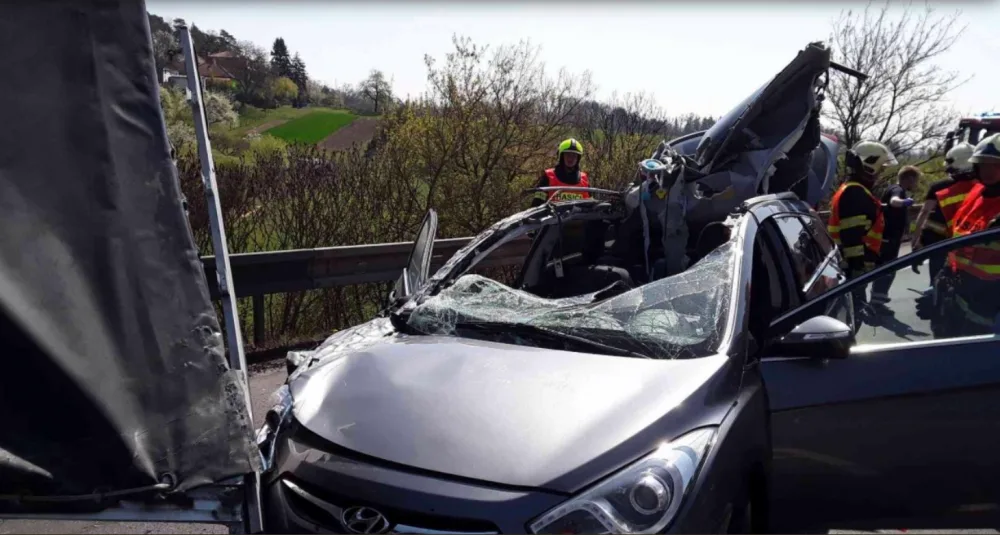 Na dálnici D46 došlo k dopravní nehodě tří osobních aut a náklaďáku, jedna osoba byla zraněna