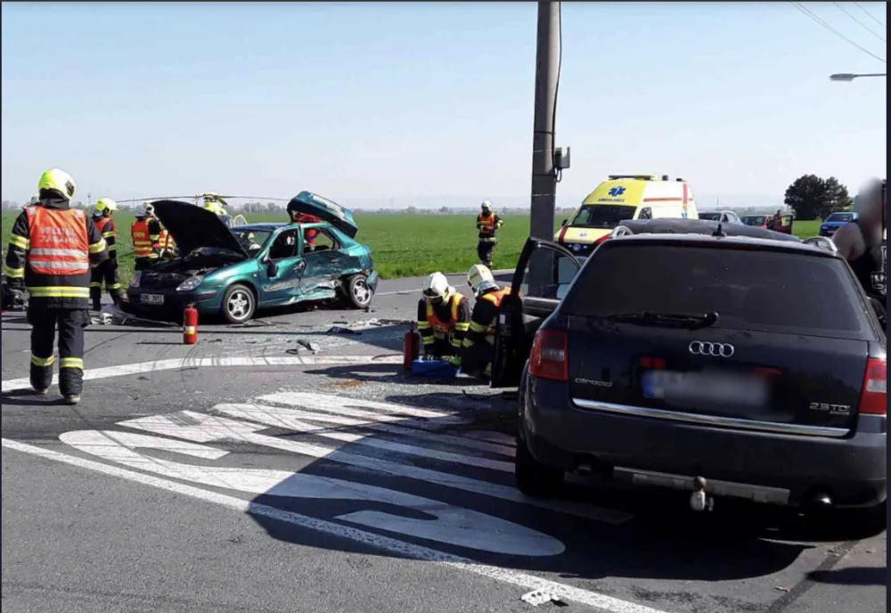 V křižovatce u Drahanovic došlo ke srážce tří aut. Byly zraněny čtyři osoby