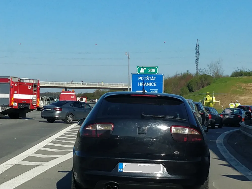 FOTO: Vážná dopravní nehoda uzavřela dálnici z Olomouce na Ostravu