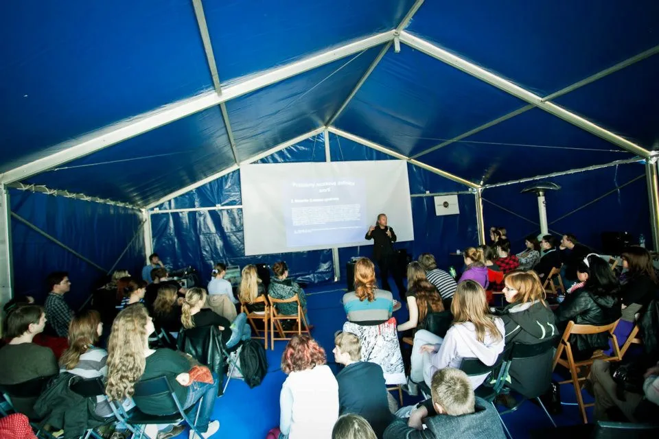 Výstavy, divadlo i ajťácký projekt čeká návštěvníky v doprovodném programu Academia Film Olomouc