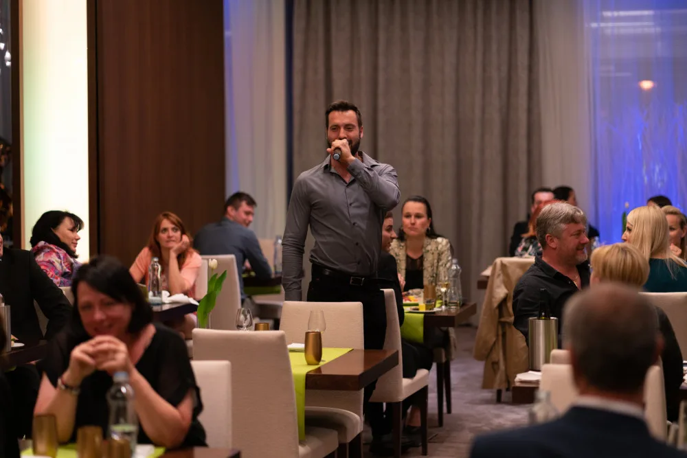 Velikonoční hodování v NH Hotelu vyšperkoval svým zpěvem i Václav Noid Bárta