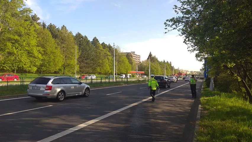 FOTO: Náklaďák v Brněnské ulici prorazil zábradlí, projel přes koleje a skončil na vedlejší ulici ve stromě