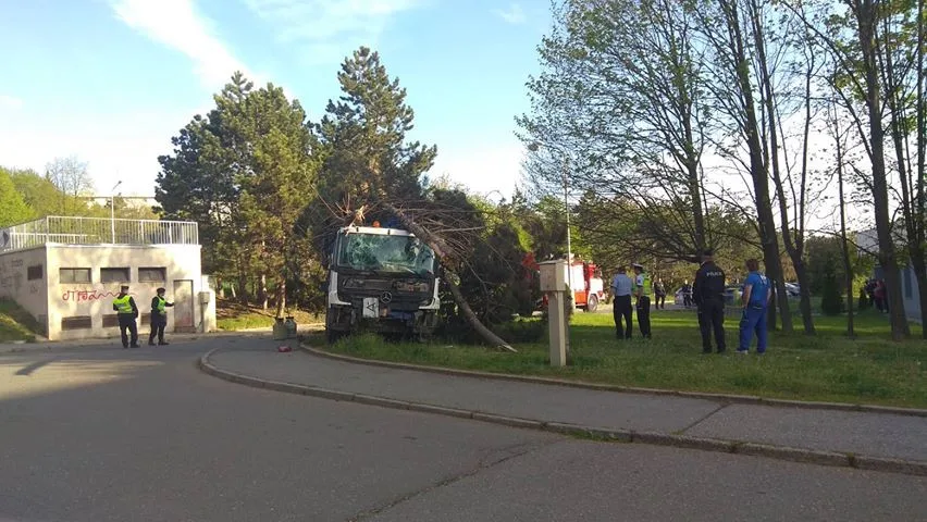 FOTO: Náklaďák v Brněnské ulici prorazil zábradlí, projel přes koleje a skončil na vedlejší ulici ve stromě