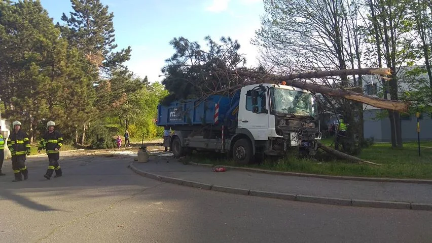 FOTO: Náklaďák v Brněnské ulici prorazil zábradlí, projel přes koleje a skončil na vedlejší ulici ve stromě