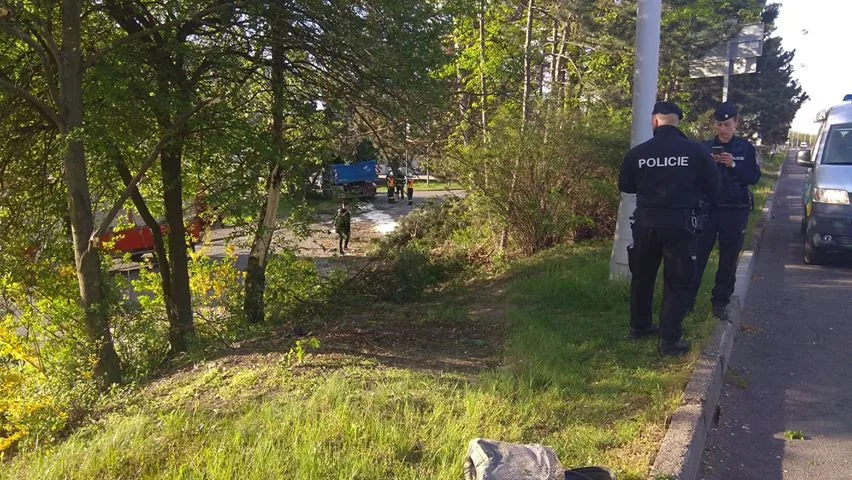 FOTO: Náklaďák v Brněnské ulici prorazil zábradlí, projel přes koleje a skončil na vedlejší ulici ve stromě