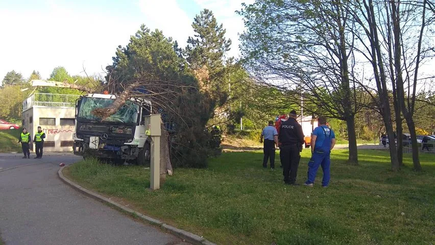 FOTO: Náklaďák v Brněnské ulici prorazil zábradlí, projel přes koleje a skončil na vedlejší ulici ve stromě