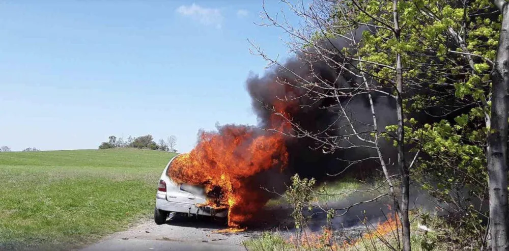 Auto zachvátily plameny. Řidič stihl jen vytočit linku 112