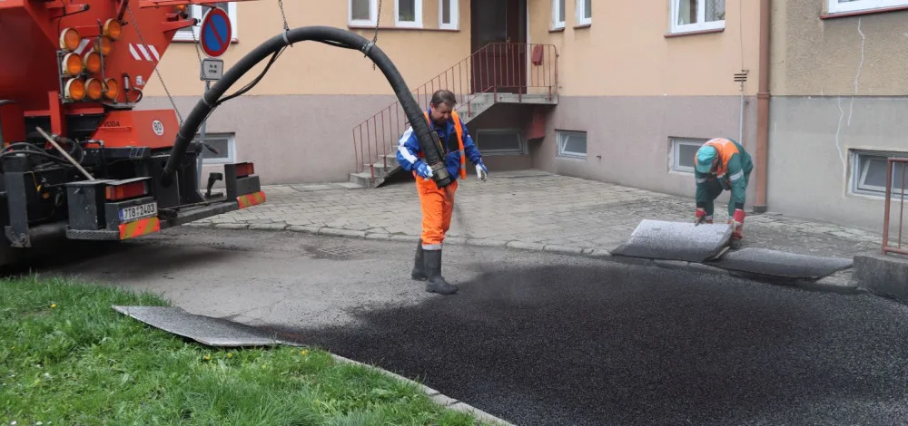 V Přerově opravují poničené silnice turbo metodou